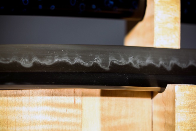 Folded steel grain, the hada, on a forge-folded blade